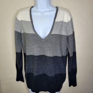 New York and Company V-neck Sweater Women's Large